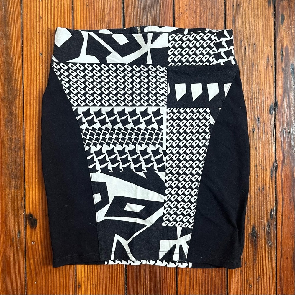 Vintage mid-2000s Wet Seal black and white geometric patterned mini wiggle skirt